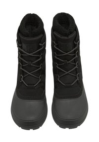Botas de invierno negras con parte superior sintética, forro de tela texturizada y suelas de goma. Cuentan con cordones grises y un collar acolchado para mayor calidez.