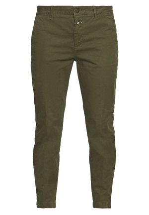 Oliivinvihreät slim fit -housut, joissa nappi- ja vetoketjukinnitys, vyölenkit ja etutaskut valkoisella taustalla.