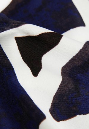 Tekstilstof med et farvemønster i marineblå, sort og hvid, med abstrakte former arrangeret i en glat, blød tekstur.