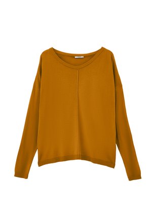 Suéter de manga larga color mostaza, de corte holgado, con escote amplio, textura suave, que presenta un detalle de costura central y puños y dobladillo acanalados.