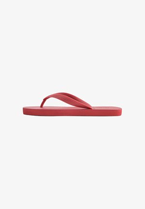Sandale tong en caoutchouc rouge avec semelle texturée et bride à motif, présentée de profil sur fond blanc.