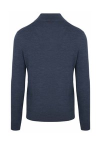 Donkerblauwe lange mouw trui gezien vanaf de achterkant met een hoge kraag en geribde zoom en manchetten.