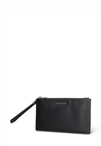 Zwarte leren clutch met een gestructureerde afwerking, ritssluiting, polsbandje en metalen logo aan de voorkant. Rechthoekige vorm.