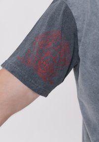 Paradiso Clothing QUEEN BO RHAP PHOTO DIP DYE WASH - Print T-shirt - black