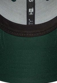 Zielona czapka bejsbolowa z czarnym daszkiem. Posiada teksturowany materiał i haftowane detale. Wnętrze jest jasne z etykietą rozmiaru.