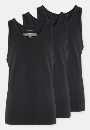 Schwarze Baumwoll-Tanktops im Dreierpack; mit rundem Ausschnitt und breiten Trägern; glatte Textur ohne Muster oder Akzente.