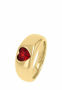 Anillo de oro con una banda ancha que presenta una piedra preciosa facetada en forma de corazón rojo, colocada en el centro.