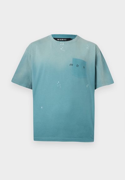 Ανοιχτό γαλάζιο T-shirt με κοντά μανίκια, μικρή τσέπη στο στήθος και τα γράμματα "mbh" τυπωμένα στην τσέπη.