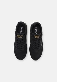 Baskets en tissu noir avec bout rond, fermeture à lacets, col rembourré et accents métalliques avec le logo "REPLAY Milano" sur la languette.