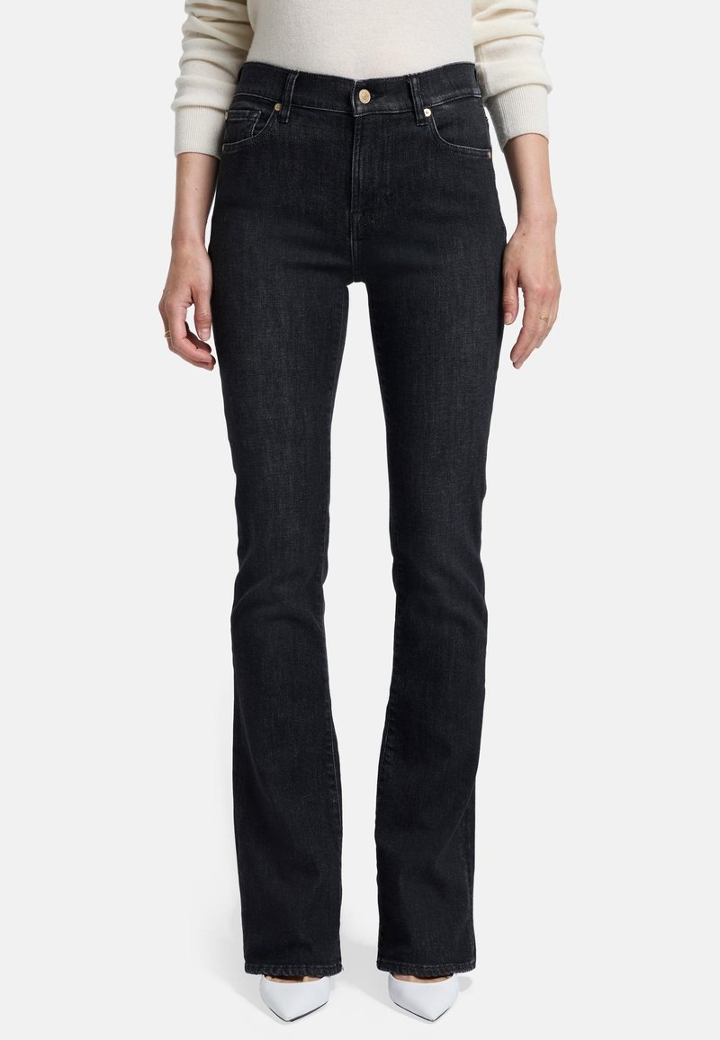 Jeans noirs évasés en denim, avec une taille haute, un design à cinq poches et des accents en métal doré. Texture lisse, coupe classique.