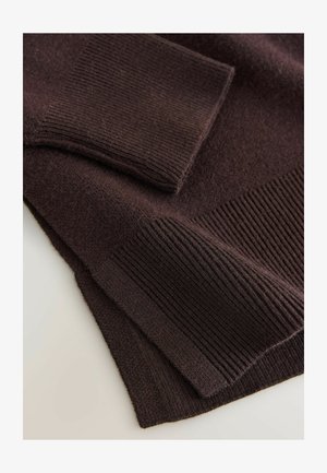 Pulover tricotat de culoare maro închis, cu tivuri și manșete cu riburi, evidențiind un finisaj texturat cu diferite modele de tricotare pe tot parcursul său.