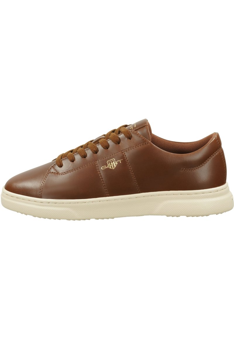 Braune Ledersneaker mit runder Zehenpartie, flachen Schnürsenkeln und goldenen Logo-Details. Strukturierte Gummisohle in cremiger Farbe. Einfaches, zeitloses Design.