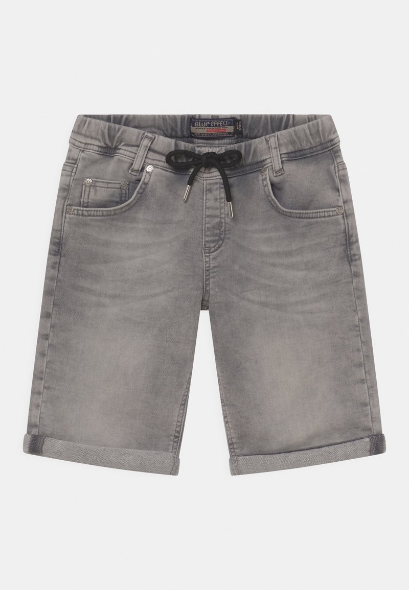 Shorts en denim gris avec une taille à cordon de serrage, cinq poches et des revers. Présente un léger délavage et un tissu texturé.