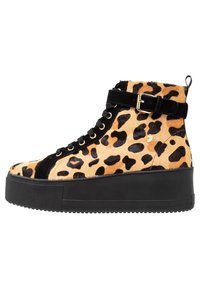 Leopardikuosi korkeat tennarit mustilla mokkanahkaaksentilla, paksulla mustalla alustalla ja kyljessä olevalla soljella, joka mahdollistaa säädettävän istuvuuden.