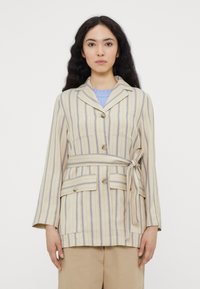 Gestreifte beigem Jacke aus leichtem Stoff, mit einem taillierten Gürtel, zwei Fronttaschen und einem Kragen mit einem einzelnen Knopfverschluss.