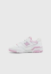 Zapatilla deportiva blanca con acentos rosas. Cuenta con una parte superior perforada, un collar acolchado y una suela de goma gruesa con un dibujo texturizado.