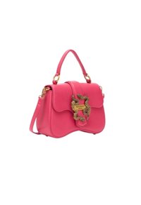 Borsa in pelle rosa con forma arrotondata, design strutturato, hardware dorato e una catena decorativa sulla parte anteriore. Presenta un manico superiore e una tracolla.