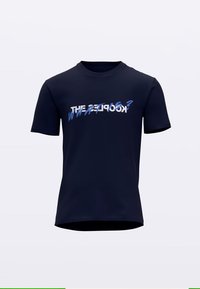 Kratka majica z navadnimi rokavi iz mornarsko modrega blaga, z stilizirano grafiko v modri in beli barvi čez prsni del. Gladek tekstura, sproščen kroj.