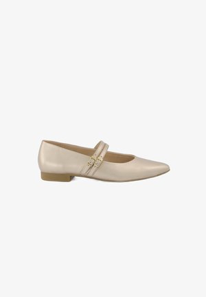 Chaussure plate beige avec un bout pointu, partie supérieure en cuir lisse, et deux fines brides autour de la cheville avec des accents de boucle en ton or. Talon bas.