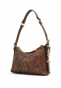 Brun faux ormskinn axelväska med guldtonade detaljer och dragkedja, med ett enda böjt bärhandtag och rektangulär botten.