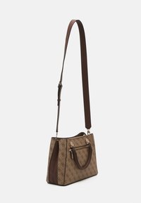 Guess NOREEN GIRLFRIEND SATCHEL - Håndtasker - latte/brown