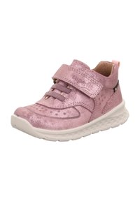 Rosa metallic Sneaker mit einem Klettverschluss, Textil-Obermaterial und kontrastierender weißer Sohle. Verfügt über durchlochte Akzente und genähte Details.