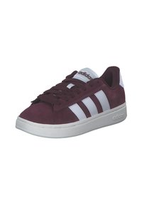 Burgundowe zamszowe sneakersy z białym wzorem trzech pasków, wyściełanym kołnierzem i białą gumową podeszwą. Posiadają płaskie sznurowadła i logo na języku.