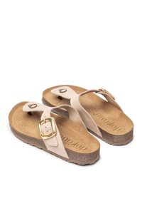 Flip-flop beige in suede con un accento a forma di fibbia in tono oro e una suola in sughero imbottita. Cinghie in pelle testurizzata e logo del marchio in rilievo sulla soletta.