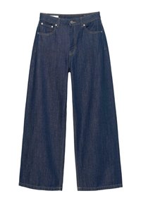 Široke traperice u tamnoplavom denimu, s kopčanjem na dugme, prednjim džepovima i žutim šavovima. Glatka tekstura.