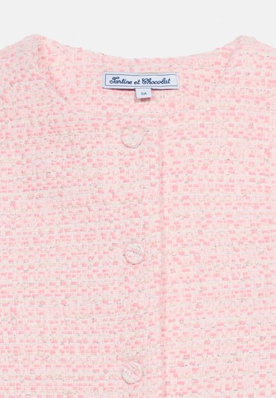 Ροζ και εκρού σακάκι από τουίντ με στρογγυλή γιακά, κουμπιά καλυμμένα με ύφασμα και μπροστινή ετικέτα που γράφει "Tartine et Chocolat" μέγεθος 8A.