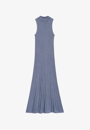 Langes, ärmelloses Kleid in Hellblau, mit gerippter Textur, hochgeschlossenem Ausschnitt und schwingendem Saum, der vertikale Linien und sanfte Bewegungen kreiert.