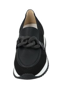 Zapato deportivo negro sin cordones con textura trenzada, banda de cuero con un diseño de nudo y suela blanca. Punta redondeada y plantilla acolchada.