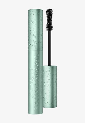 Licht zeegroen waterdichte mascara tube met waterdruppels en een gebogen borsteltje naast het tube weergegeven.