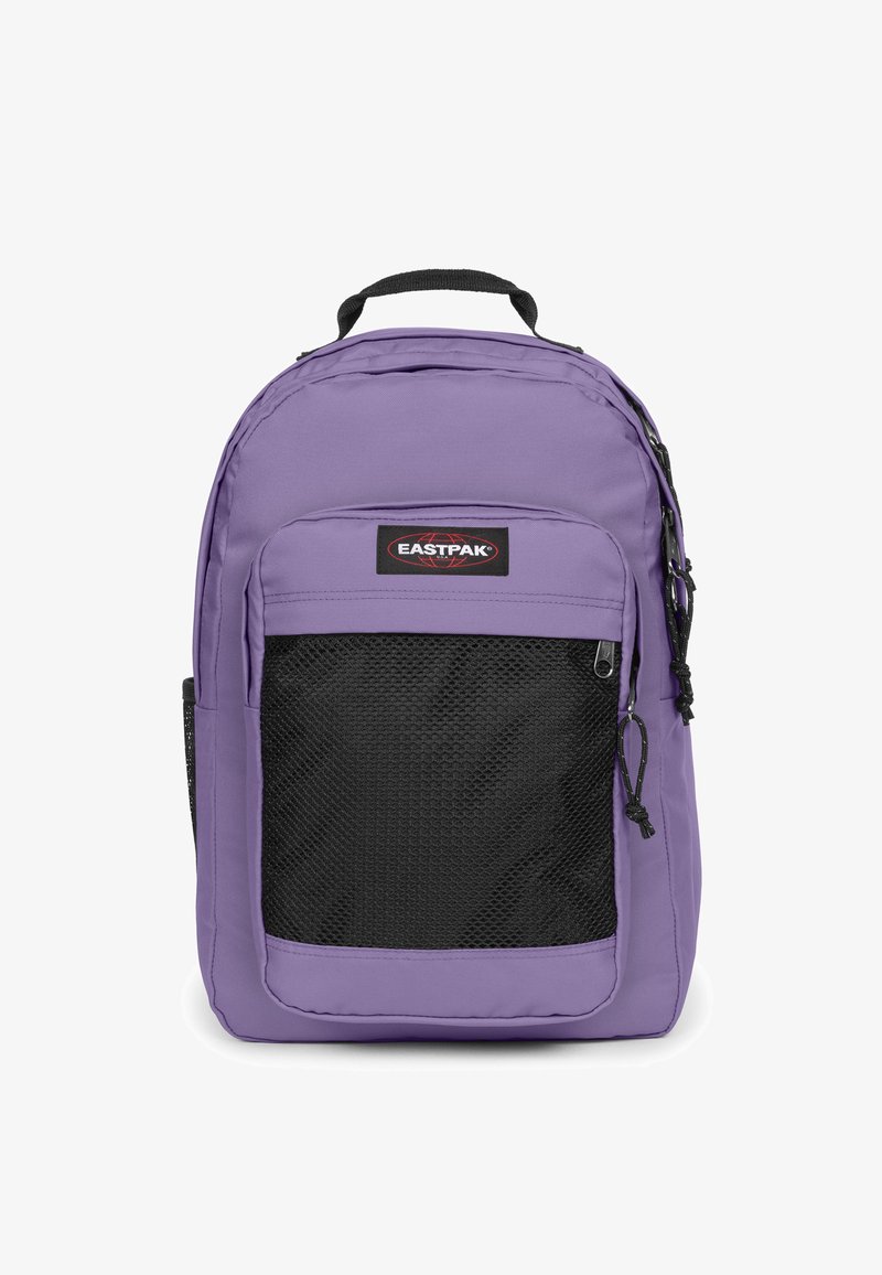 Violetti reppu, jossa musta verkkotasku edessä, säädettävät olkahihnat ja yläkahva. Varustettu vetoketjulla ja merkkilogolla.