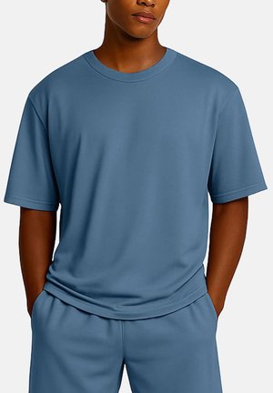 T-shirt en coton bleu à manches courtes, col rond, coupe décontractée et texture lisse, assortie à un short de teinte similaire.