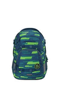 Rucksack mit einem geometrischen Muster in Blau und Grün, ausgestattet mit verstellbaren Riemen, Seitentaschen und einem runden Logopatch auf der Vorderseite.