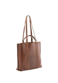 Sac fourre-tout en cuir marron avec un design structuré, deux poignées et une poche avant. Présente une texture lisse et des détails de couture contrastés.