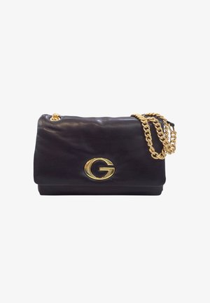 Borsa a mano in pelle nera con tracolla in catena dorata e grande logo "G" dorato sulla patta anteriore, su sfondo bianco.