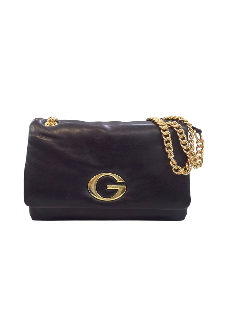 Borsa a mano in pelle nera con tracolla in catena dorata e grande logo "G" dorato sulla patta anteriore, su sfondo bianco.
