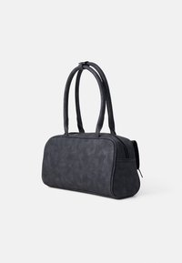 Sort håndtaske med glat, struktureret overflade. Har to polstrede hanke og et lynlåslomme. Rektangulær form, struktureret design.