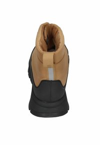 Braune und schwarze Knöchelboots mit gepolstertem Obermaterial, glatter Textur und einem reflektierenden Streifen auf der Rückseite. Gummisohle, abgerundete Form.