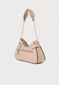 Borsa beige con superficie testurizzata e forma curva, dotata di tracolla a catena e tasca laterale con cerniera. Cuciture di accento nero.