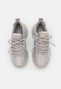 Szare sneakersy z teksturowaną siateczkową cholewką ozdobioną błyszczącymi dżetami, płaskimi sznurowadłami oraz amortyzującą, przezroczystą podeszwą.