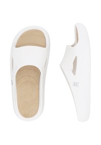 Des sandales blanches à semelle intérieure en beige rembourrée, au design ouvert sur l'avant, avec des découpes sur les côtés et une semelle texturée pour une meilleure adhérence. Légères et minimales.