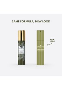 Dos botellas de suero una al lado de la otra. Izquierda: verde oscuro con tapa dorada y patrón de hojas. Derecha: verde oliva sólido con diseño simple, etiquetada como "NUEVA IMAGEN."