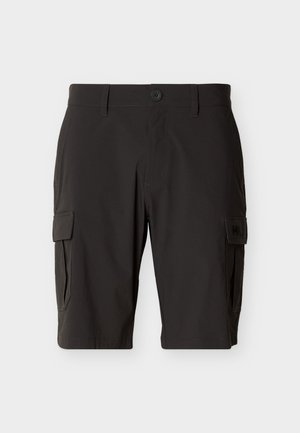 Schwarze, knielange Cargo-Shorts mit Knopfverschluss, Gürtelschlaufen und Klappentaschen an den Seiten vor einfarbigem Hintergrund.