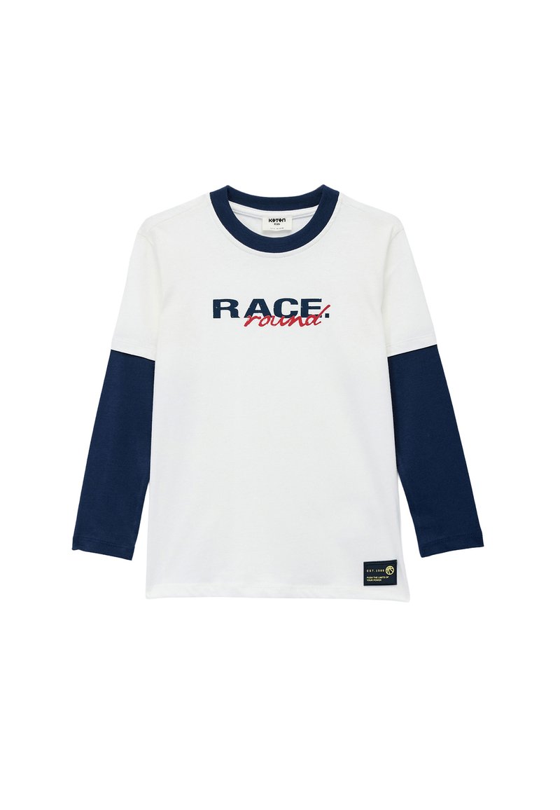 Langærmet t-shirt med hvid krop og marineblå ærmer. Har teksten "RACE" i blå og "round" i rød. Blødt stof, rund hals og logo-tag i siden.