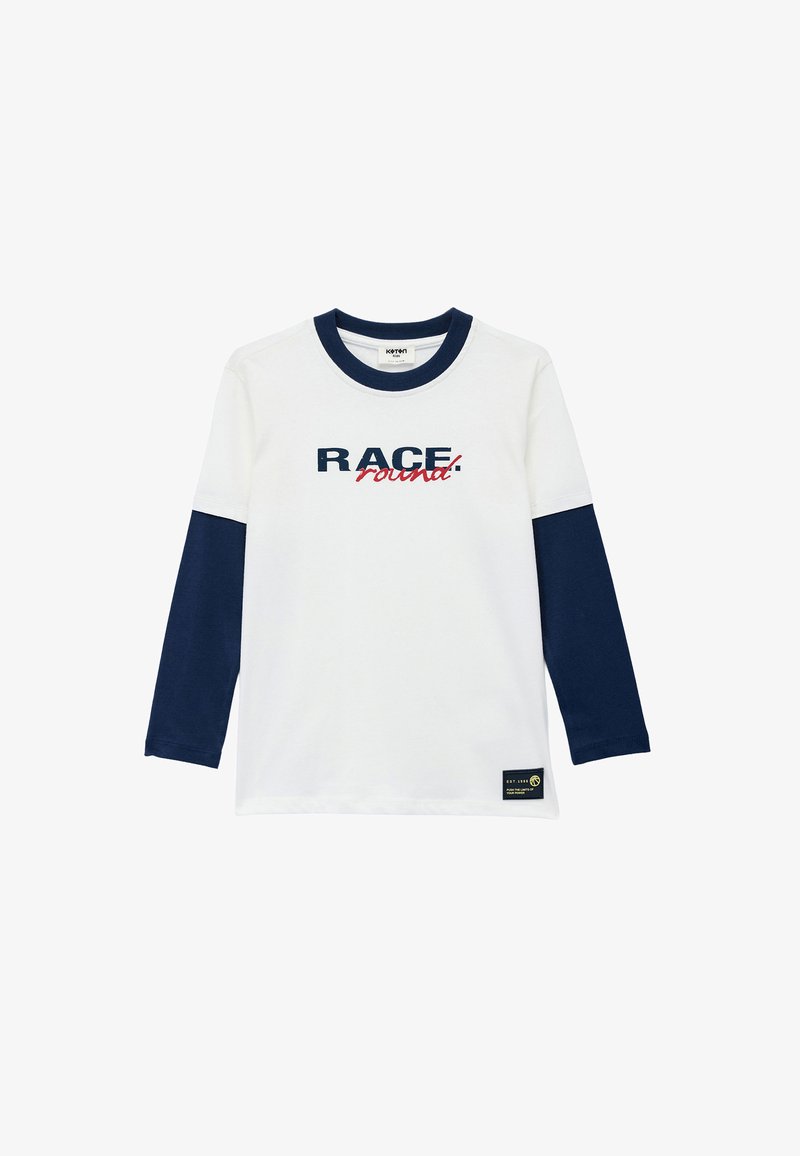 Langärmliges T-Shirt mit weißem Körper und marineblauen Ärmeln. Mit dem Text "RACE" in Blau und "round" in Rot. Weicher Stoff, Rundhalsausschnitt und seitlichem Logo-Tag.