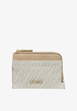 Portafoglio in pelle bianca strutturata con una parte superiore beige liscia. Dotato di ferrature dorate e un logo discreto. Include fessure per carte e una chiusura con zip.