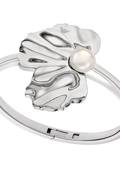 Bracelet en argent ornée d'un motif floral avec un accent en perle. Le bracelet est lisse avec un fermoir, et la fleur a une surface texturée.